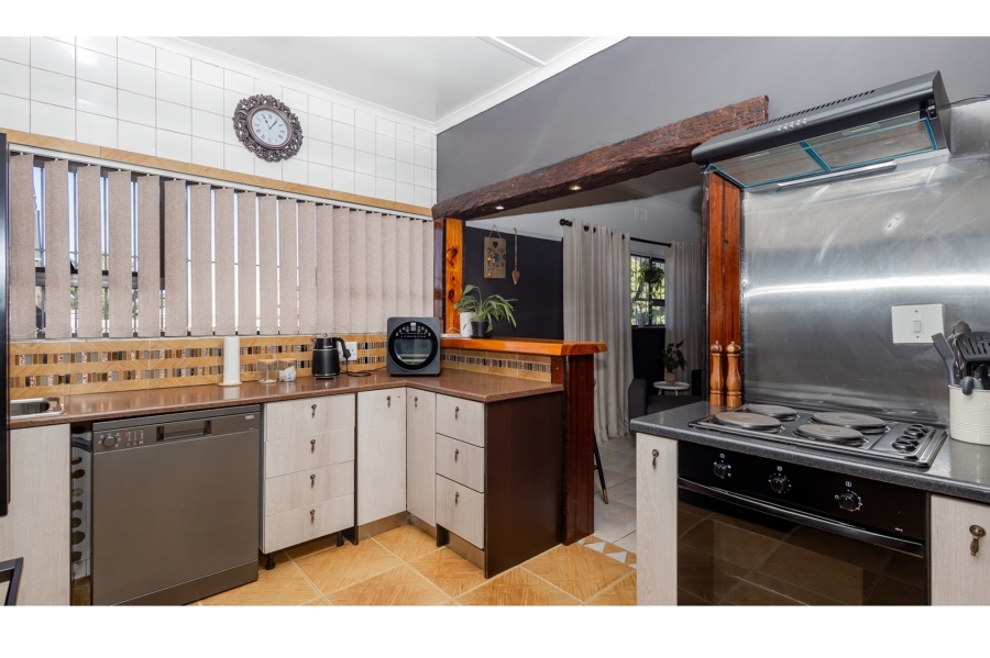 5 Bedroom Property for Sale in Avondale Western Cape